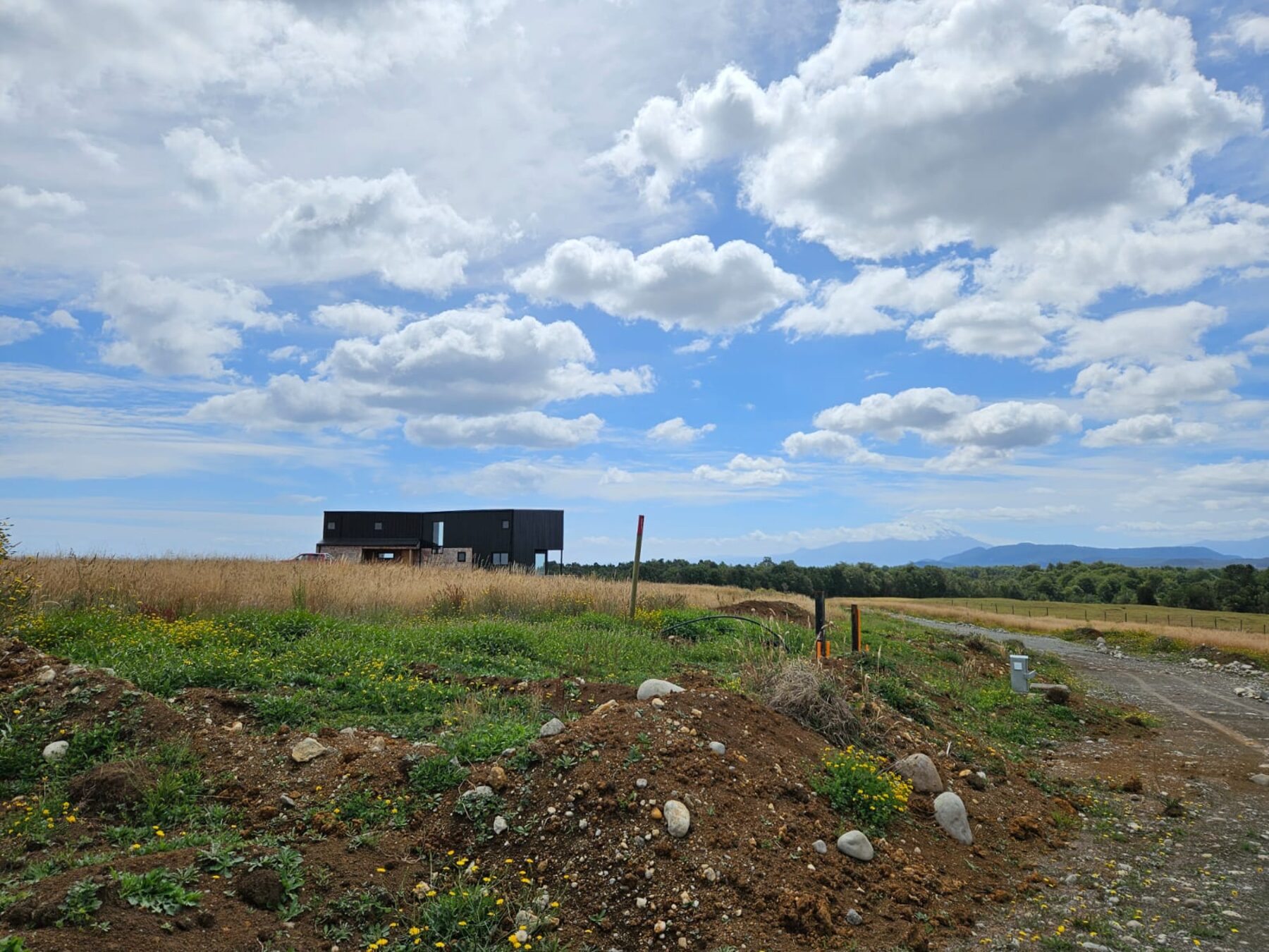 Construcción en el loteo con vista a volcán