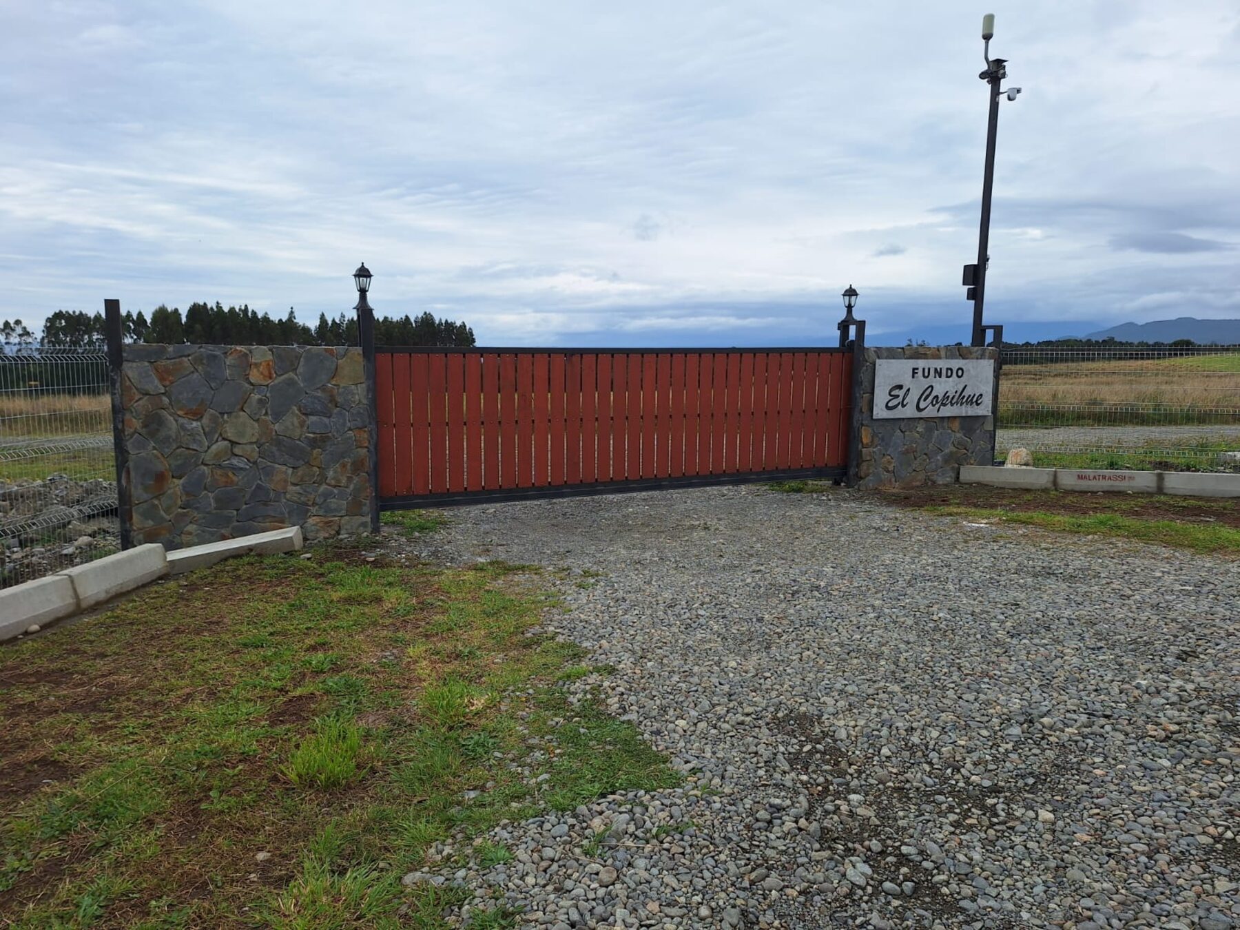 Portón de acceso a Fundo El Copihue, Puerto Varas, Región de Los Lagos