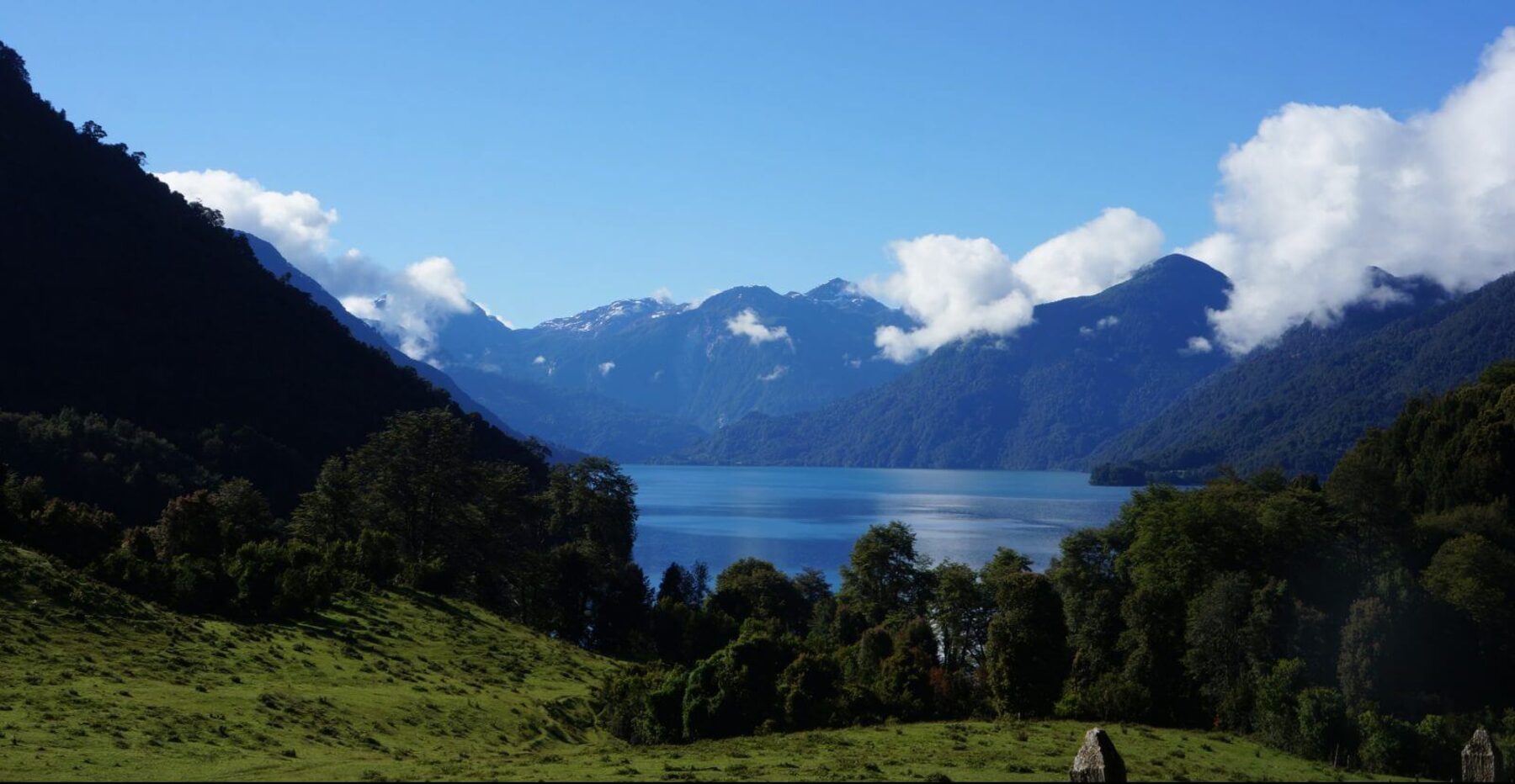Lago y cordillera en la Región de Los Lagos