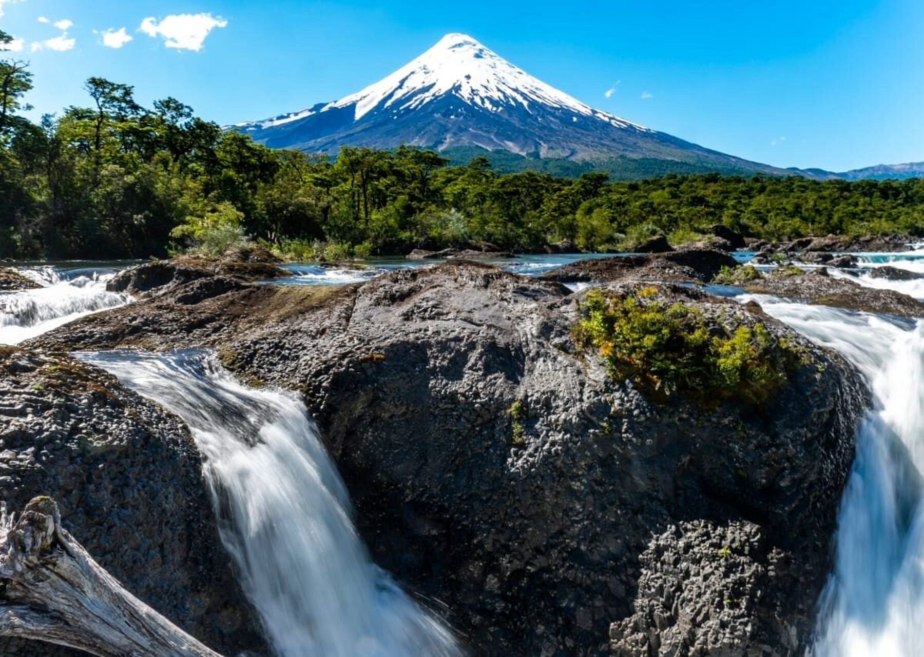 Saltos del río Petrohué con el volcán Osorno de fondo