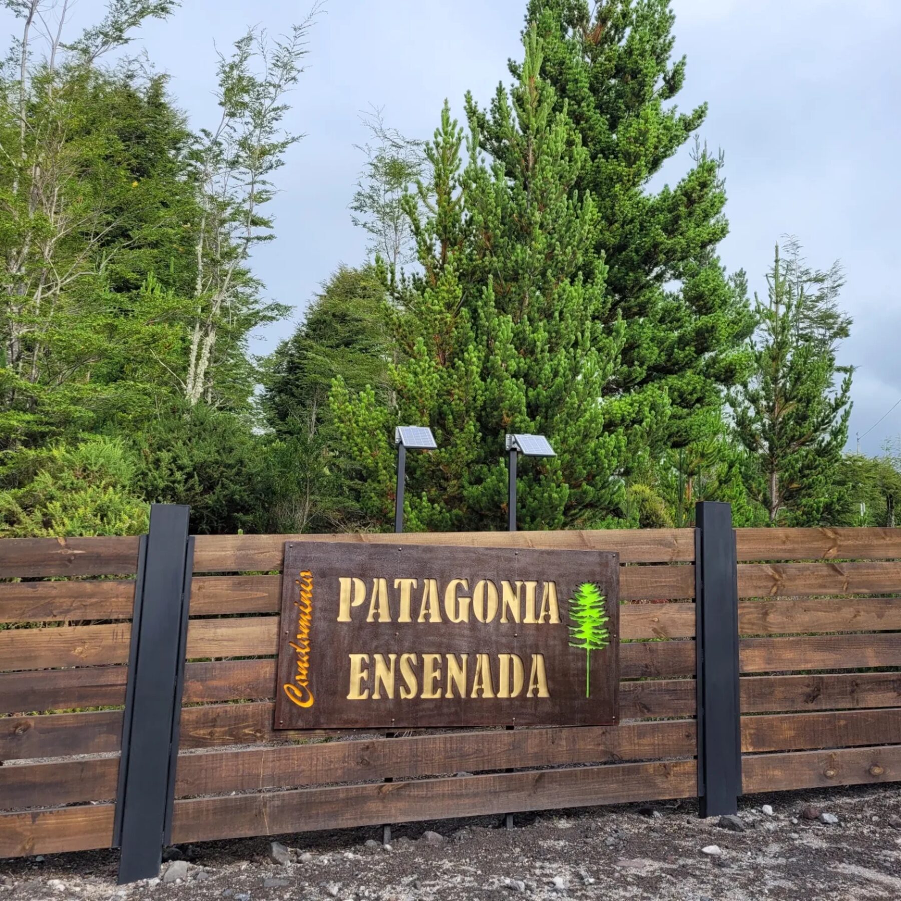 Letrero de entrada, Condominio Patagonia Ensenada, camino a Ensenada, Puerto Varas