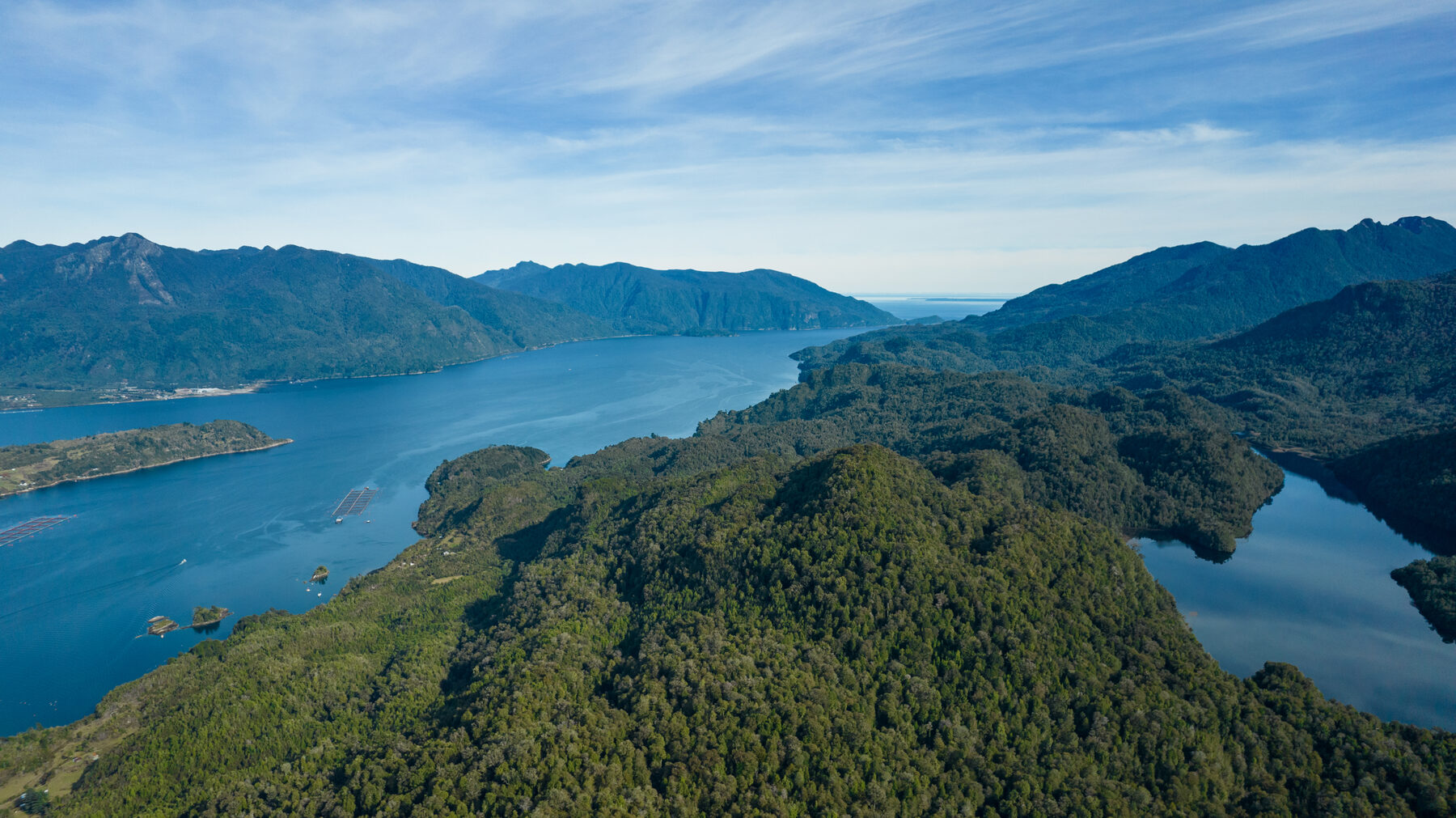 Vista aérea del fiordo en Cochamó - Sotomó, Región de Los Lagos